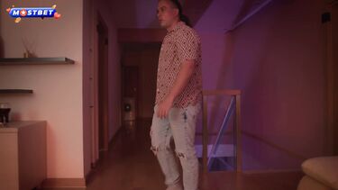 Мама друга спалила, как я дрочу, пришлось ее выебать