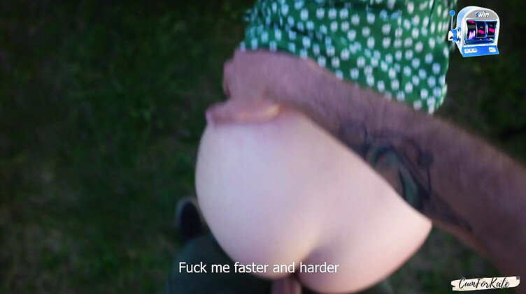 Отодрал давалку в коротком платье на капоте авто на пикнике