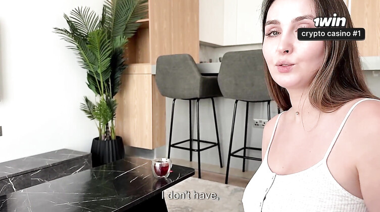 Разговаривает по телефону: Мамина подруга с седьмого этажа зашла за солью, а получила член в киску