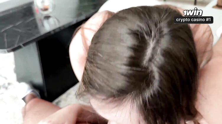 Мамина подруга с седьмого этажа зашла за солью, а получила член в киску