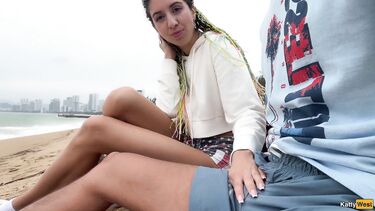 Katty West спалила вуайериста-дрочуна на пляже и помогла ему кончить