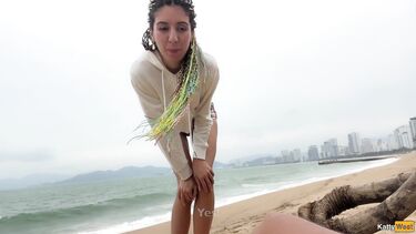 Публичное порно: Katty West спалила вуайериста-дрочуна на пляже и помогла ему кончить