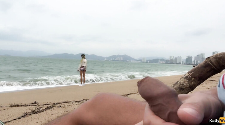 Katty West спалила вуайериста-дрочуна на пляже и помогла ему кончить