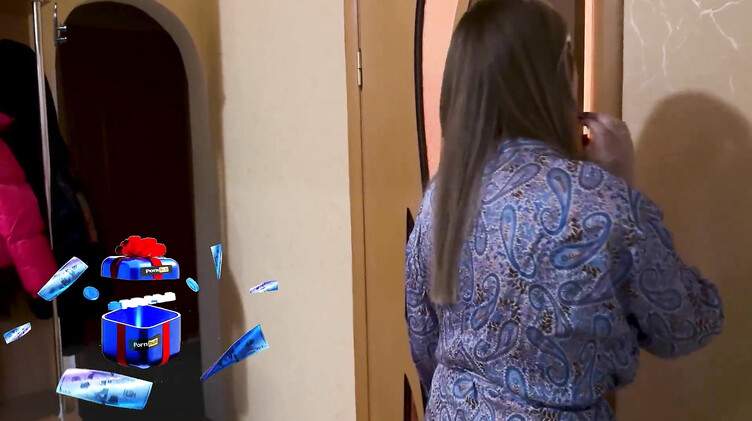 В колготках: Русский молодчик поздравил с Днем рождения и трахнул маму друга