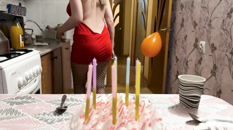 Русский молодчик поздравил с Днем рождения и трахнул маму друга