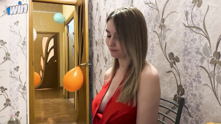 Русский молодчик поздравил с Днем рождения и трахнул маму друга