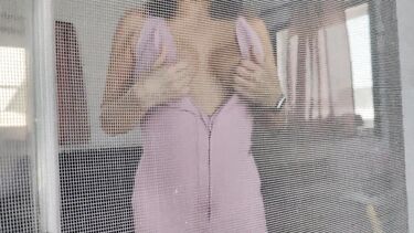 Дрыщ дерет зрелую мачеху в домике в деревне