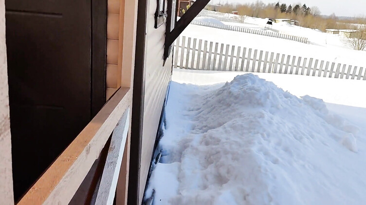 Дрыщ дерет зрелую мачеху в домике в деревне