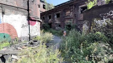 Сторож анально наказывает нарушительницу на заброшенном заводе