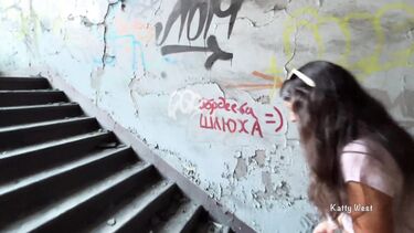 Сторож анально наказывает нарушительницу на заброшенном заводе