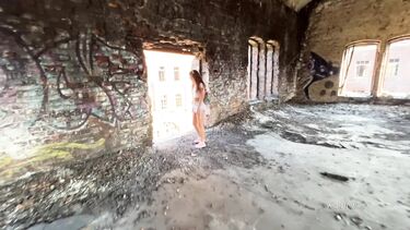 Сторож анально наказывает нарушительницу на заброшенном заводе