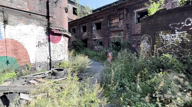 Сторож анально наказывает нарушительницу на заброшенном заводе