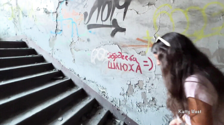 Сторож анально наказывает нарушительницу на заброшенном заводе