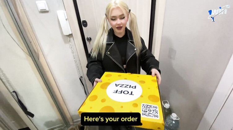18-летняя девушка курьер потеряла пиццу клиента и решила вопрос сексом