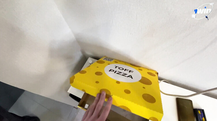 18-летняя девушка курьер потеряла пиццу клиента и решила вопрос сексом