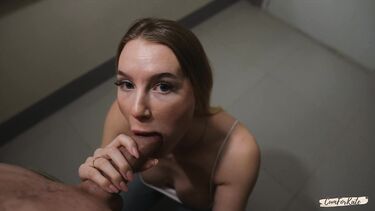 Отсасывает большой член любовнику в подъезде