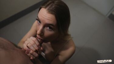 Отсасывает большой член любовнику в подъезде