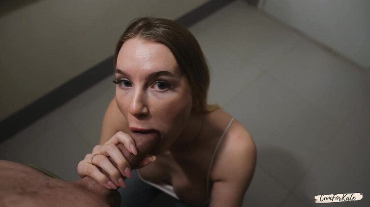 Отсасывает большой член любовнику в подъезде