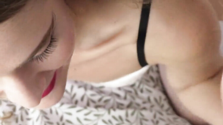 Новогодний подарок брату в виде минета и доступа к манде