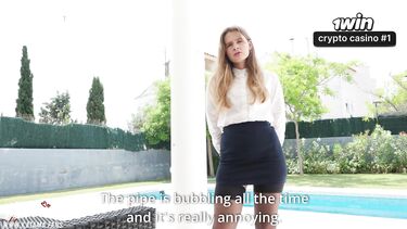 Женатый мужчина отымел администраторшу отеля в мокрой одежде