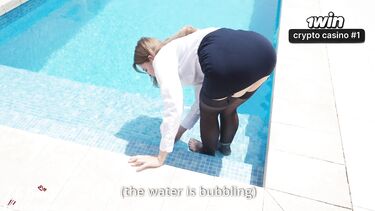 Женатый мужчина отымел администраторшу отеля в мокрой одежде