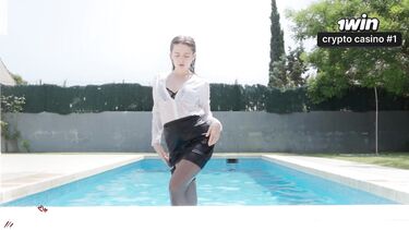 Женатый мужчина отымел администраторшу отеля в мокрой одежде