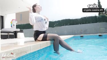 Женатый мужчина отымел администраторшу отеля в мокрой одежде