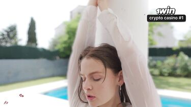 Женатый мужчина отымел администраторшу отеля в мокрой одежде