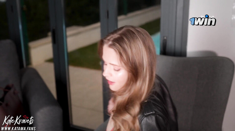 Закусила сперму клубникой после секса на романтическом свидании