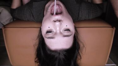 Любительское с большим членом: Пирсингованная пышечка долбится в глотку со сводным братом