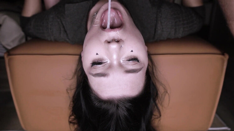 Глубокая русская глотка: Пирсингованная пышечка долбится в глотку со сводным братом