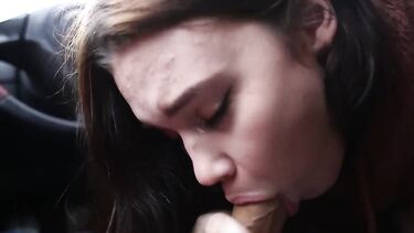 Русская девка сосет в машине парню за поездку по королевскую шавуху