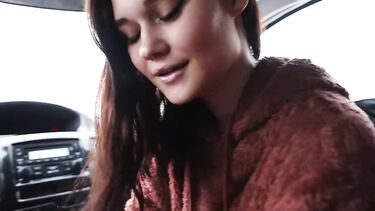 Русская девка сосет в машине парню за поездку по королевскую шавуху