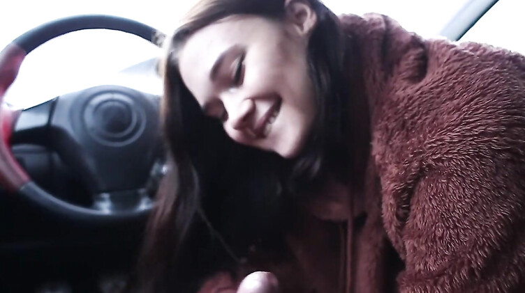 Русская девка сосет в машине парню за поездку по королевскую шавуху