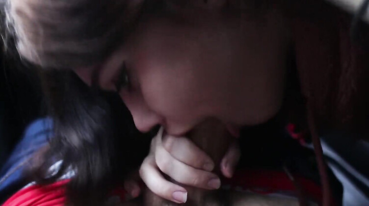 Русская девка сосет в машине парню за поездку по королевскую шавуху