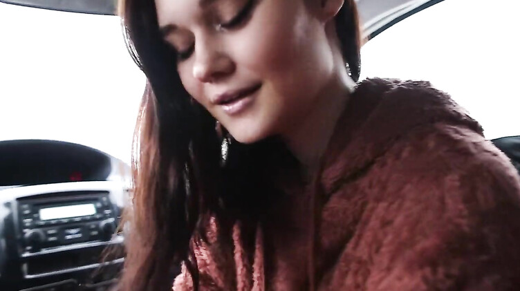 Русская девка сосет в машине парню за поездку по королевскую шавуху