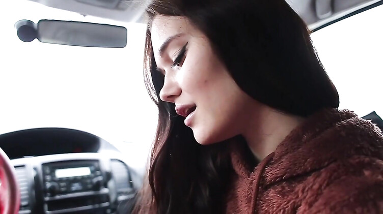 Русская девка сосет в машине парню за поездку по королевскую шавуху