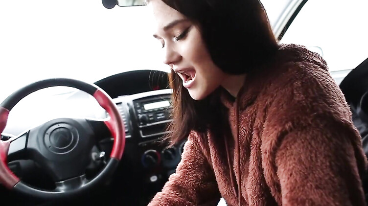 Русская девка сосет в машине парню за поездку по королевскую шавуху