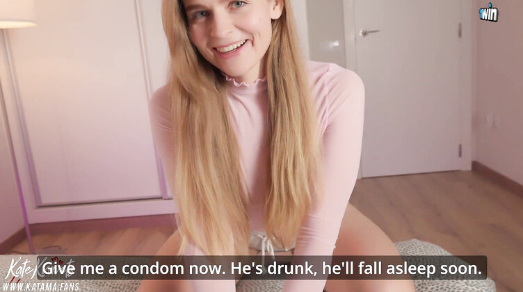 Соседка: Милая русская соседка пришла за презиками и получила член в письку