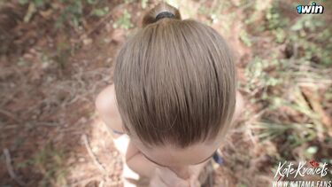 Девушка гид отсасывает яд из члена туриста в лесу