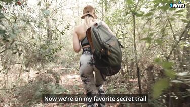 В лесу: Девушка гид отсасывает яд из члена туриста в лесу