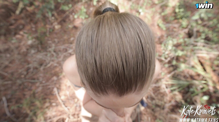 Девушка гид отсасывает яд из члена туриста в лесу