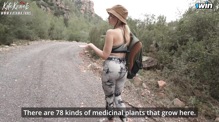 Девушка гид отсасывает яд из члена туриста в лесу