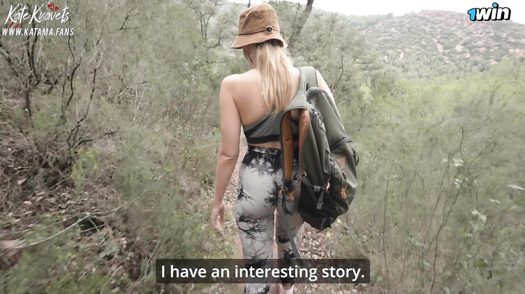 Девушка гид отсасывает яд из члена туриста в лесу