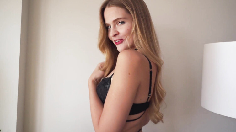 Блондинка в чулках из латекса села пиздой на лицо парня во время секса