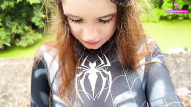 Ебет альтушку на природе и заливает лицо спермой