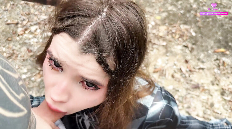 Ебет альтушку на природе и заливает лицо спермой