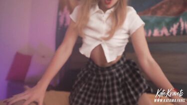 Трахает школьницу с анальной пробкой в попе