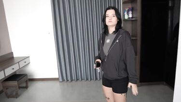 Студентка торгует пиздой за скидку на аренду хаты