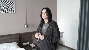 Студентка торгует пиздой за скидку на аренду хаты